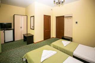 Отель Вилла Леона Гагра Стандартный двухместный номер с 2 отдельными кроватями и балконом-12